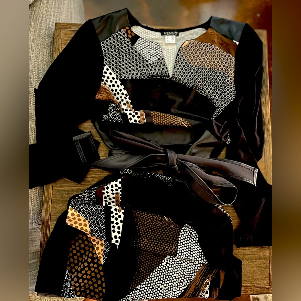 NWOT Venus Bodycon belted dress size L. Black Brown